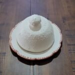 Queijeira de Cerâmica com Detalhes em Relevo - Imagem 3
